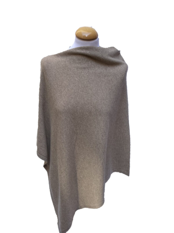 Cashmere Poncho i melerad mullvad eller ljus beige färg. - Image 2