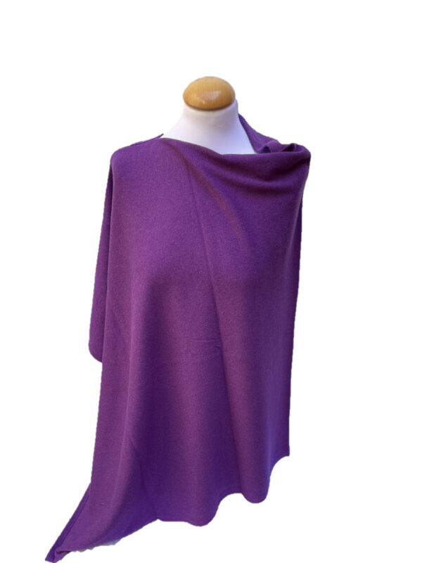 Cashmere poncho i mörk lila färg.