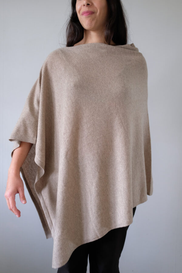Cashmere Poncho i melerad mullvad eller ljus beige färg.