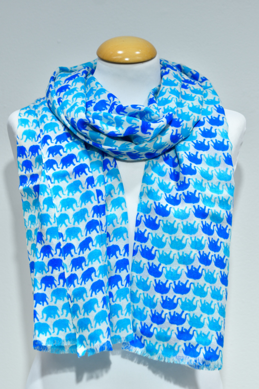 Sjal i 100% ull med blå elefanter – visas på skyltdocka