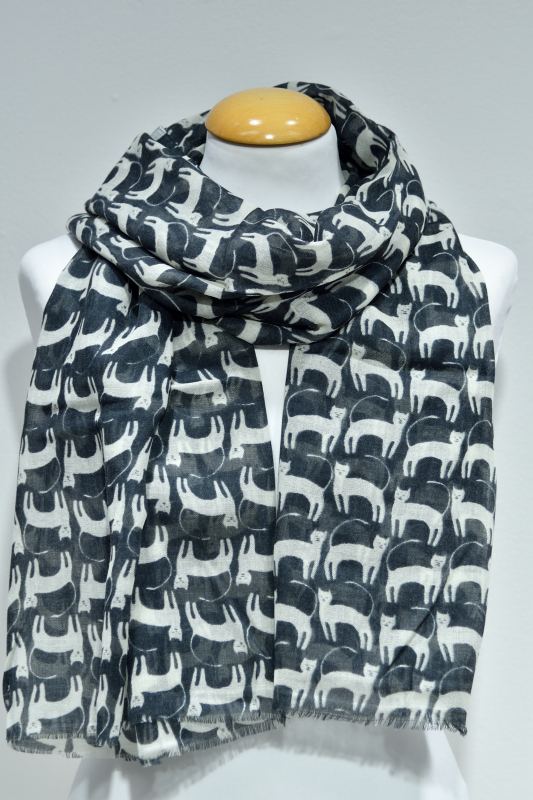 Sjal i 100% ull med kattmotiv – visas på skyltdocka