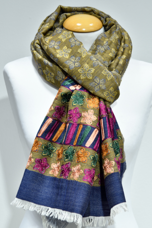 Ullsjal med broderade blommor – Gulgrön - Image 2