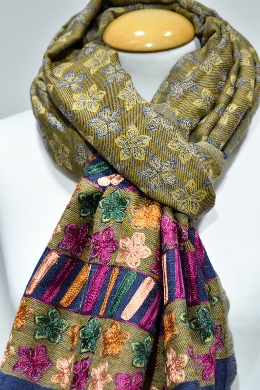 Gulgrön ullsjal med broderade blommor i glansig fine wool