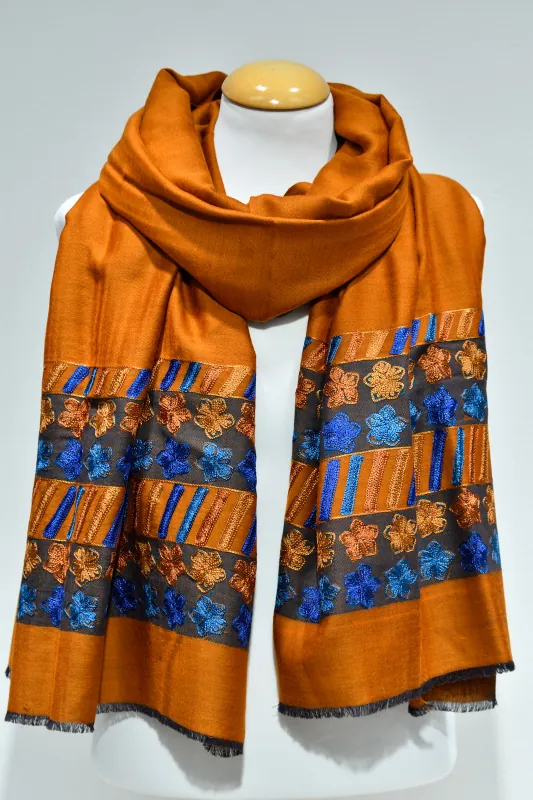 Orange ullsjal med broderade blommor i blått och koppar, i glansig fine wool.