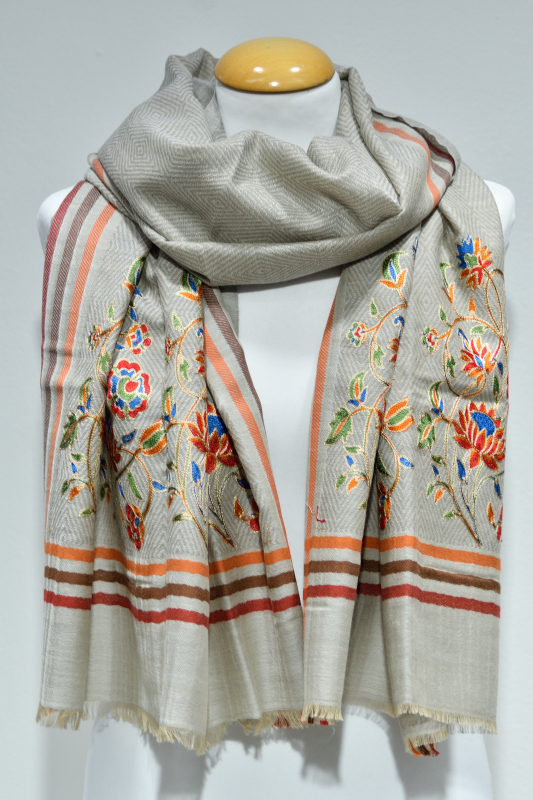 Beige Sjal i Fine Wool med Broderi – Elegant & Tidlös