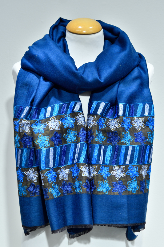 Grön ullsjal i glansig fine wool med broderade blommor