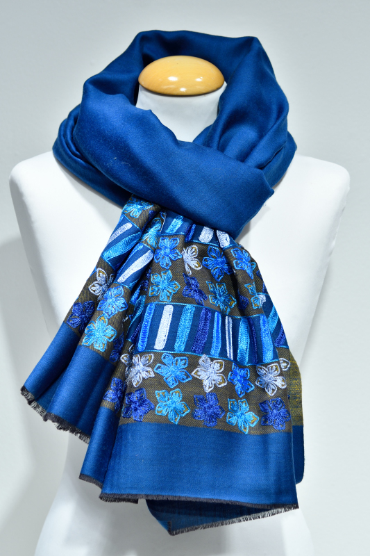 Ullsjal med broderade blommor – Blågrön - Image 2