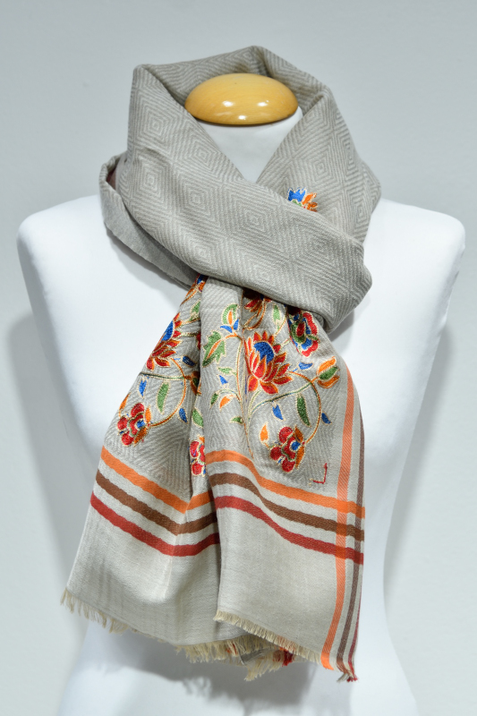 Broderad sjal - Beige - Image 4