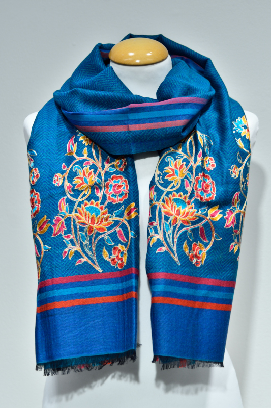 lå sjal i fine wool med handbroderade blommor