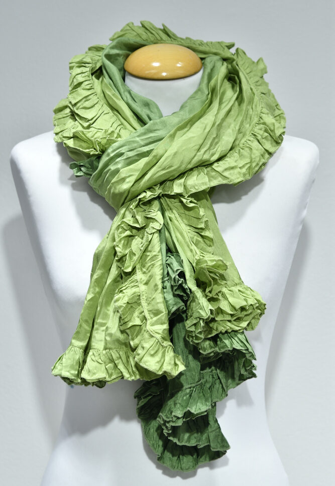 grön sidensjal med volang