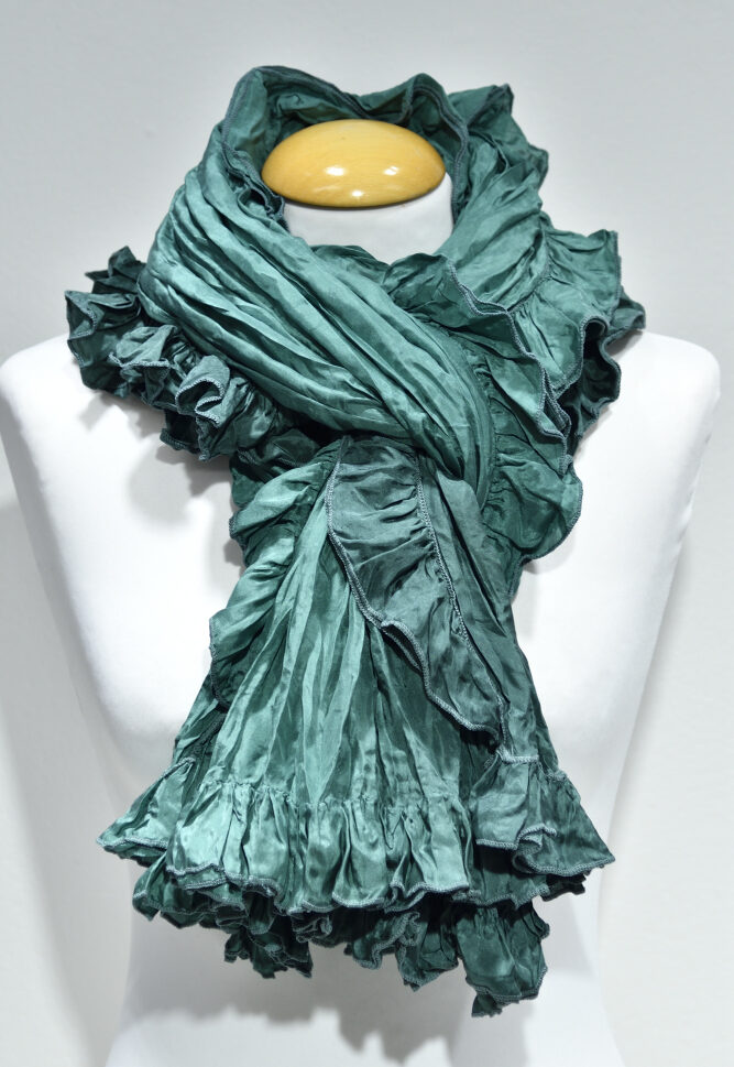 smaragdblå sidensjal med volang