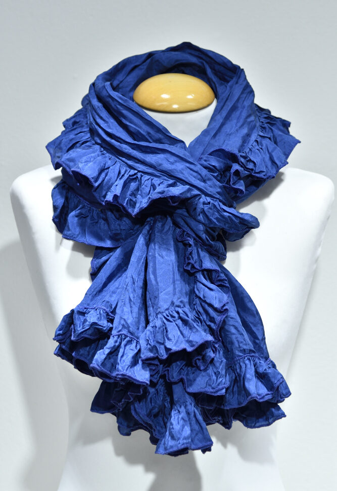 mörkblå sidensjal med volang