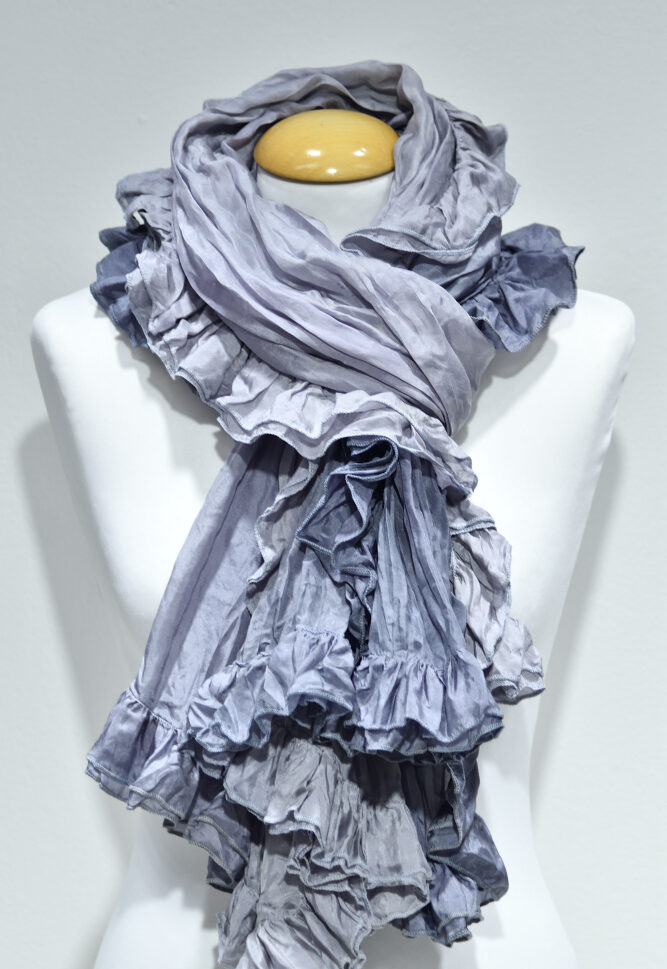 blågrå sidensjal med volang