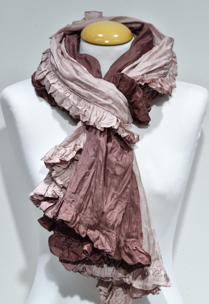 brun sidensjal med volang