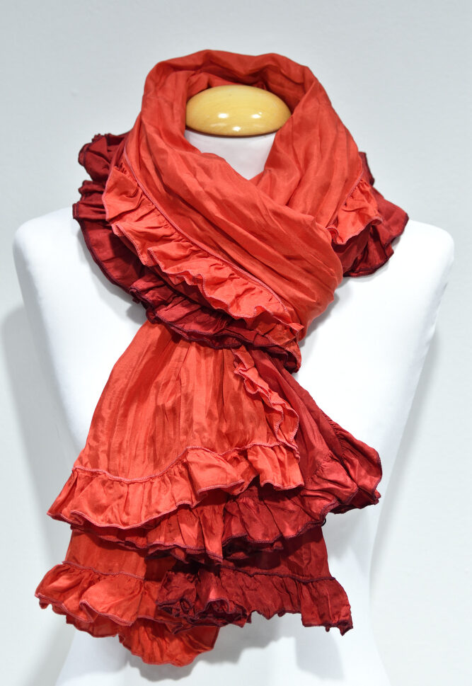 röd sidensjal med volang