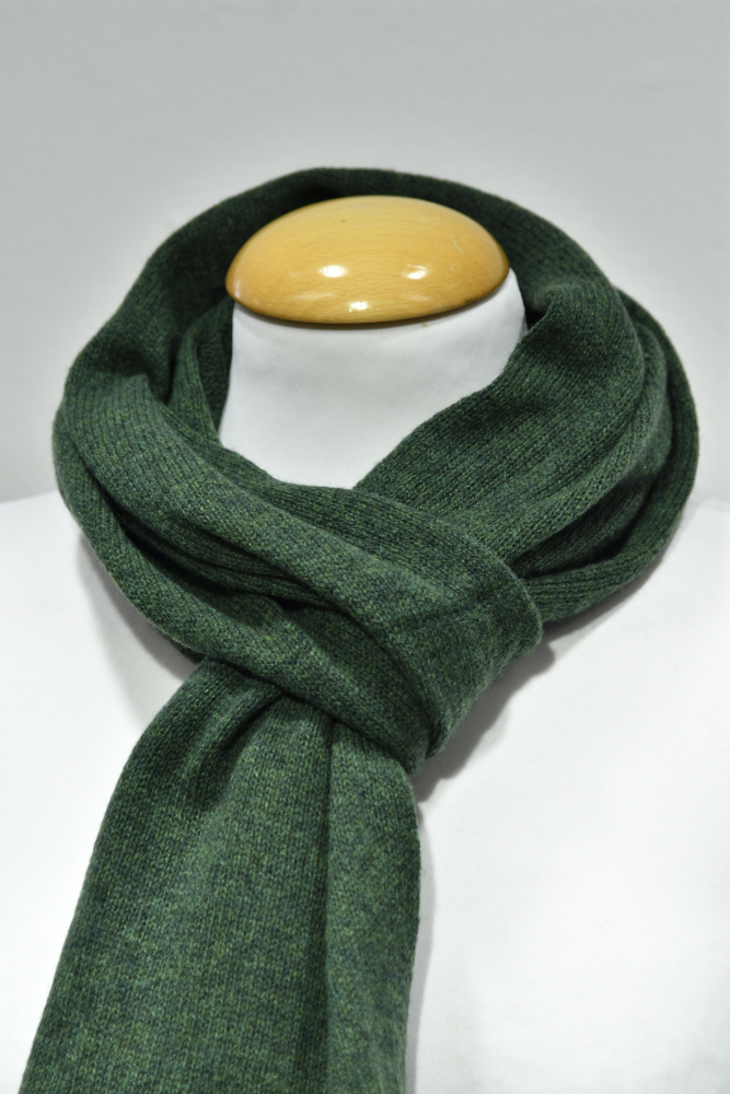 Liten grön halsduk i 100% cashmere knuten runt en skyltdockas hals.