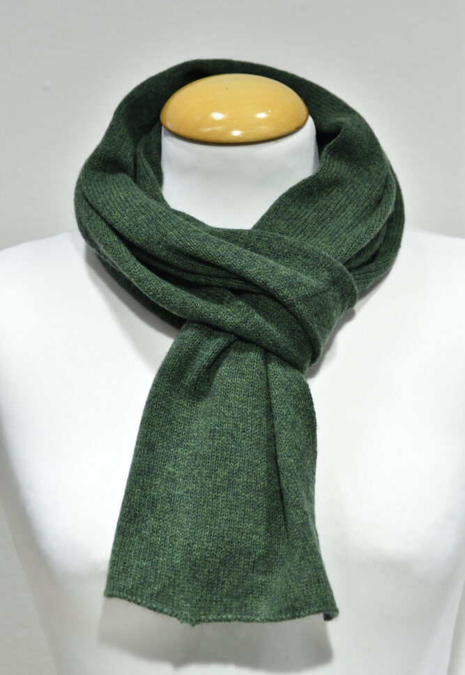 Liten grön halsduk i 100% cashmere knuten runt en skyltdockas hals.