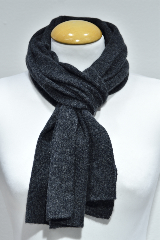 Liten mörkgrå halsduk i 100% cashmere knuten runt en skyltdockas hals.