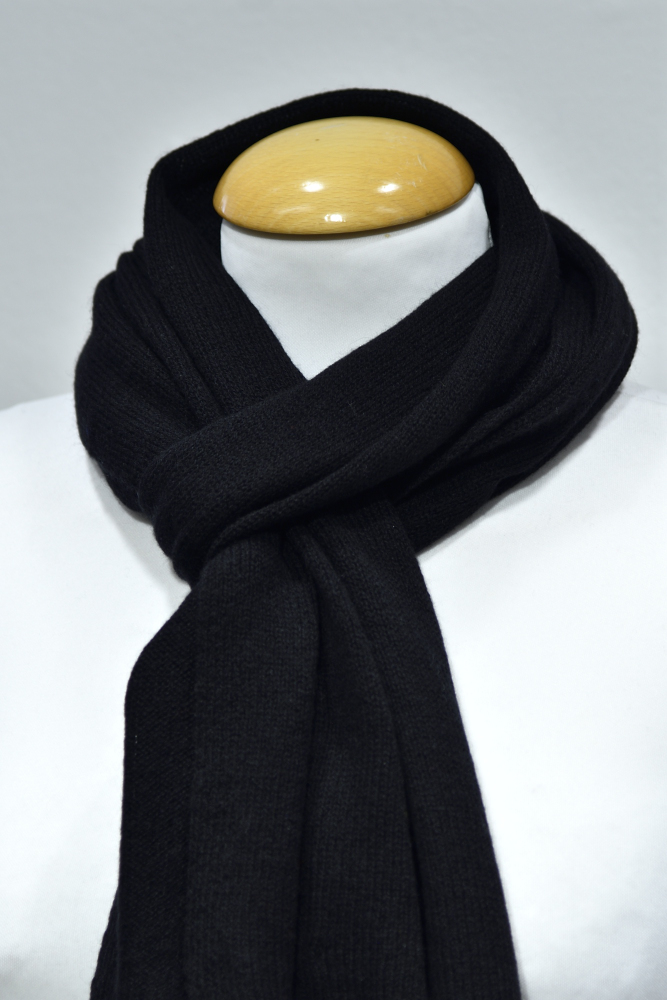 Liten svart halsduk i 100% cashmere knuten runt en skyltdockas hals.