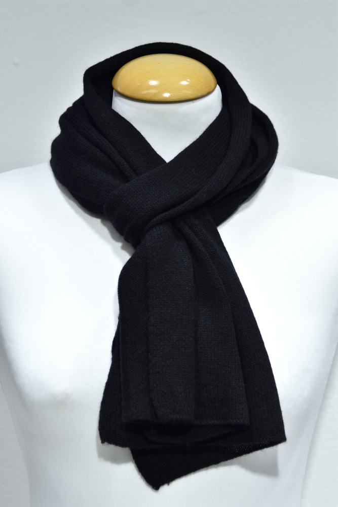 Liten svart halsduk i 100% cashmere knuten runt en skyltdockas hals.