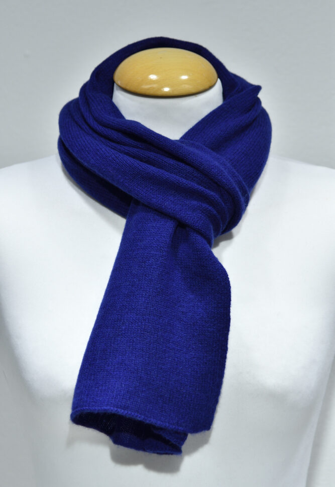 Liten mörkblå halsduk i 100% cashmere knuten runt en skyltdockas hals.