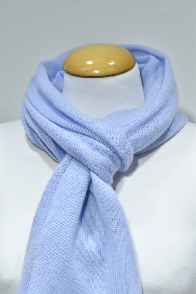Liten ljusblå halsduk i 100% cashmere knuten runt en skyltdockas hals.