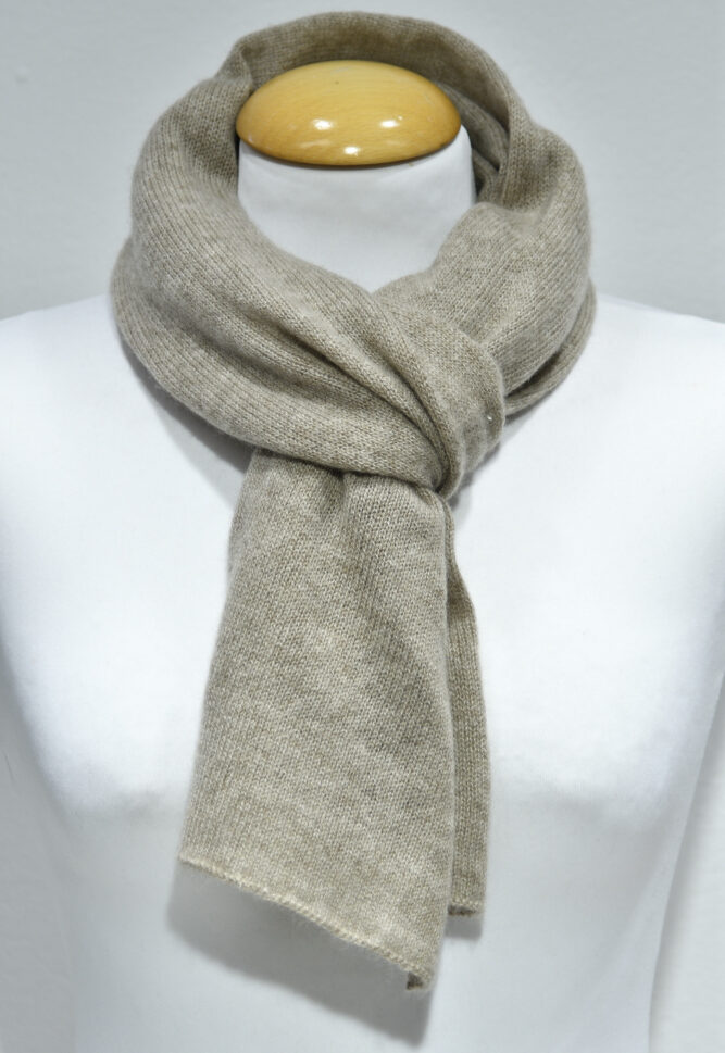 Liten beige halsduk i 100% cashmere knuten runt en skyltdockas hals.