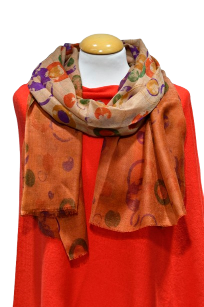 Cashmere poncho i röd på vit provdocka.