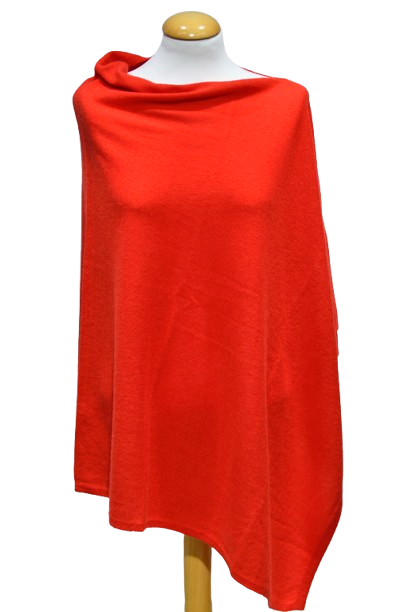 Cashmere poncho i röd på vit provdocka.