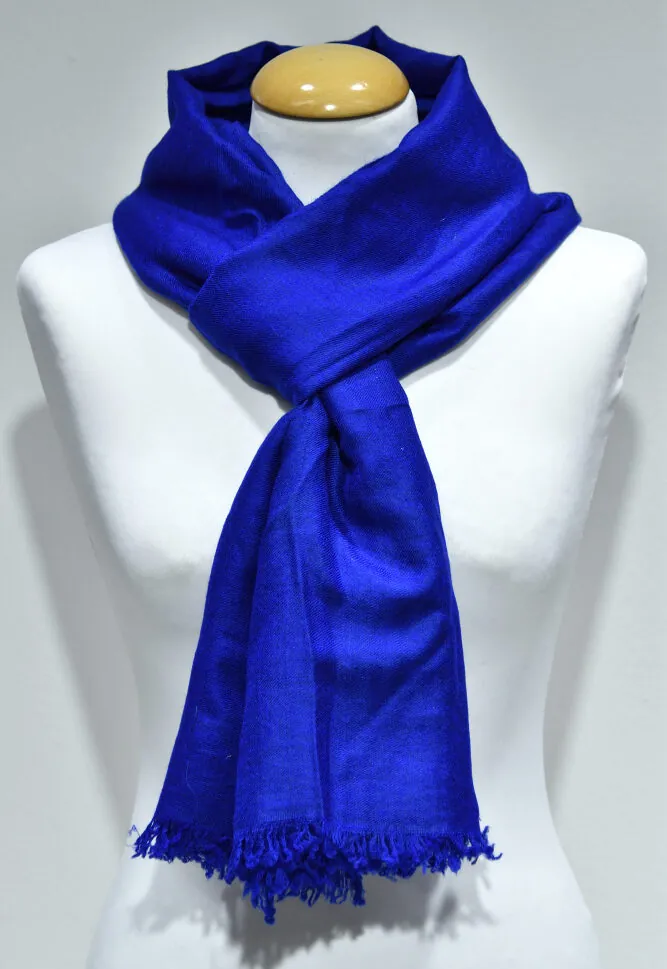 Handvävd pashminasjal i blå färg på vit provdocka, med fransad kant.