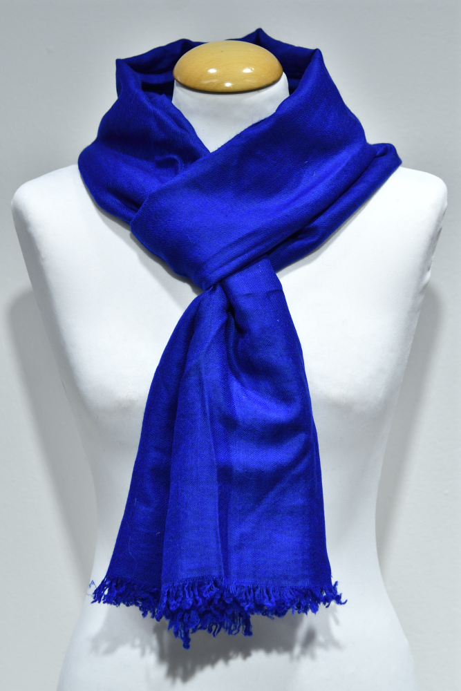 Handvävd pashminasjal i blå färg på vit provdocka, med fransad kant.